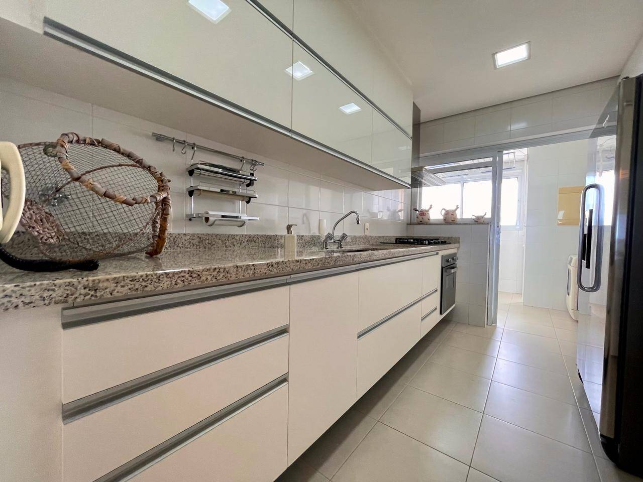 Apartamento à venda com 4 quartos, 208m² - Foto 1